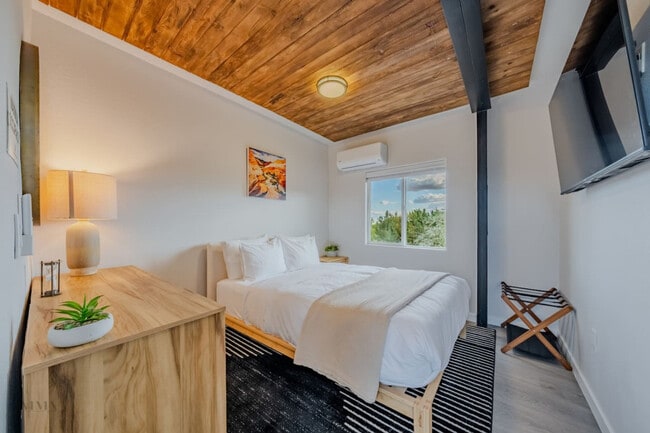 Building Photo - 736 W Rider Dr