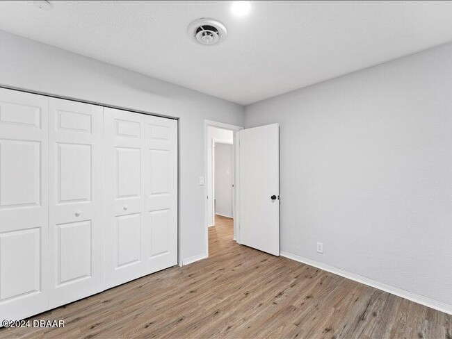 Building Photo - 879 Ponderosa Dr