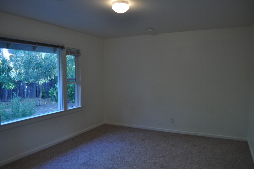 Main Bedroom - 829 Hunt Ave