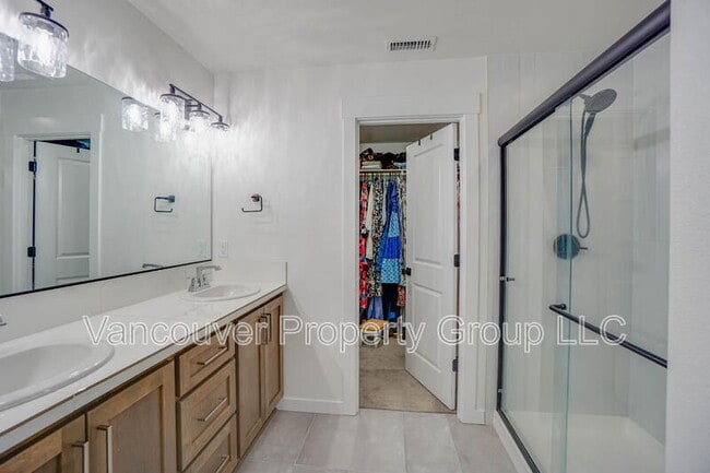 Building Photo - 737 SE 38th St