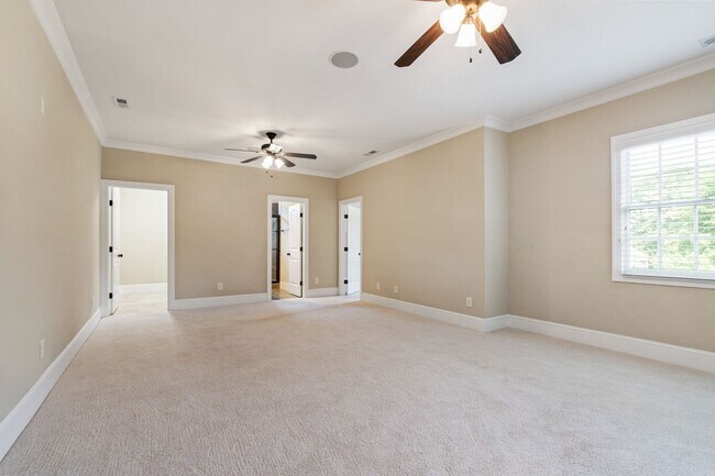 Building Photo - Elegant 5-Bedroom Residence with Luxurious...