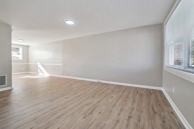 Building Photo - Beautiful Three-Bedroom in Dundalk