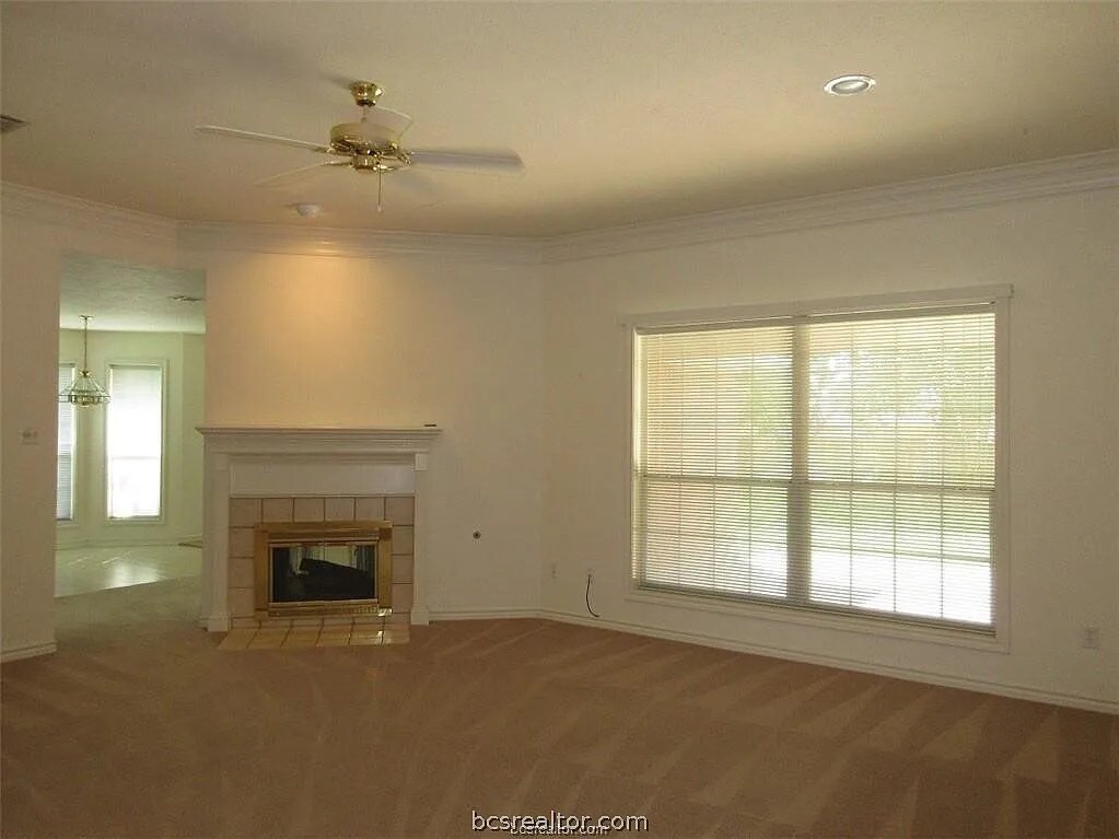 Building Photo - 704 Aster Dr