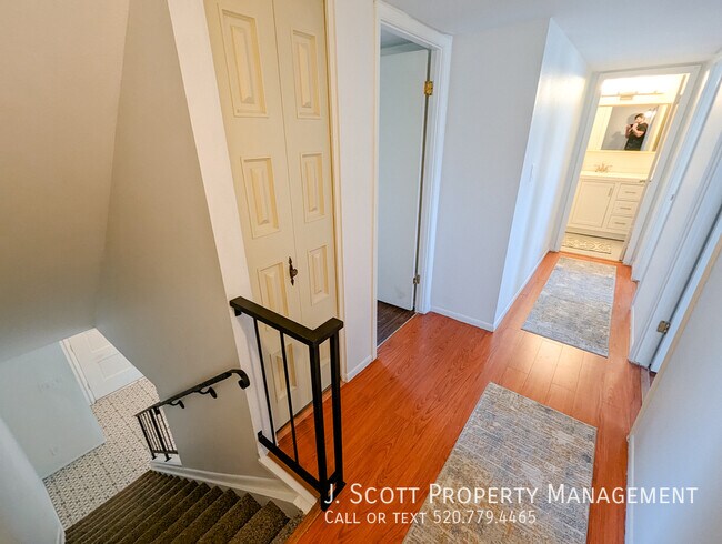 Building Photo - 1618 E Dunbar Dr