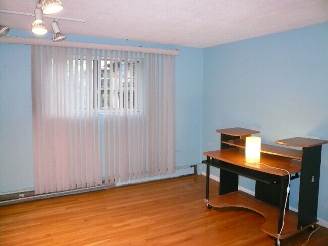 Building Photo - 2Br/1.5Bth in Newton! Charles River trails, AC, parking included, H/HW included!