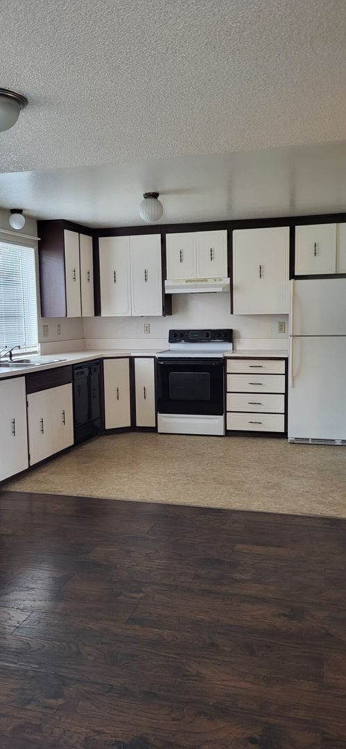 Building Photo - Nice 3 Bedroom 1 1/2 Bath Townhouse in Tacoma!