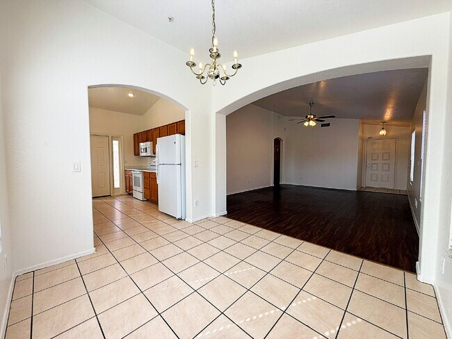 Building Photo - Stylish 1-story 1,301 Sq. Ft. House in Inv...