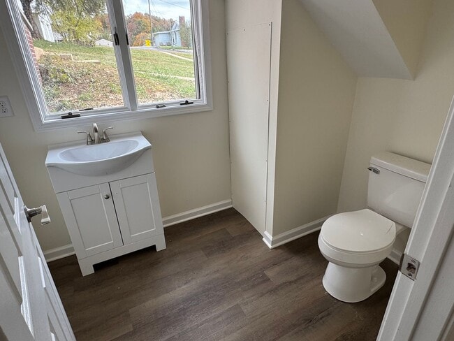 Building Photo - Newly renovated 3 Bedroom 2.5 Bathroom Home located in Kingsport, TN