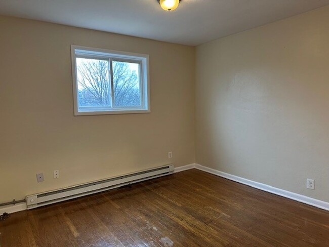 Building Photo - 2nd Flr 2 Bed 1 Bath Apt w/ Hardwood And T...