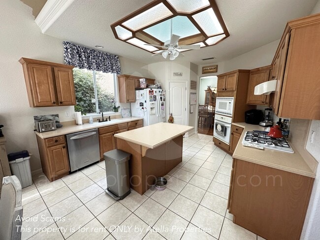 Building Photo - 5033 W Wren Ave