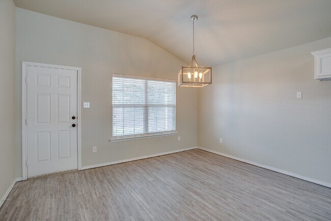 Building Photo - Large 3/2/2 in South Lubbock!