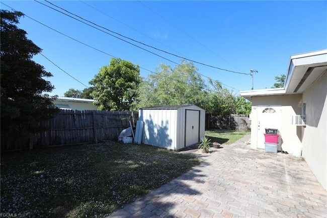 Building Photo - 907 Laredo Ave