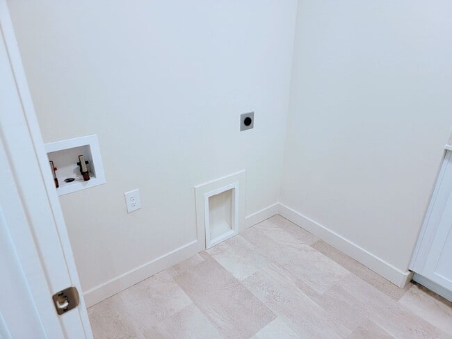 Building Photo - Stunning Townhomes!