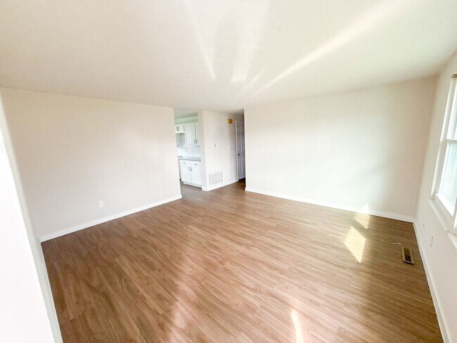 Building Photo - Newly Rehabbed 3BR Home in Hamilton Schools w/ Full Basement & Bonus Room