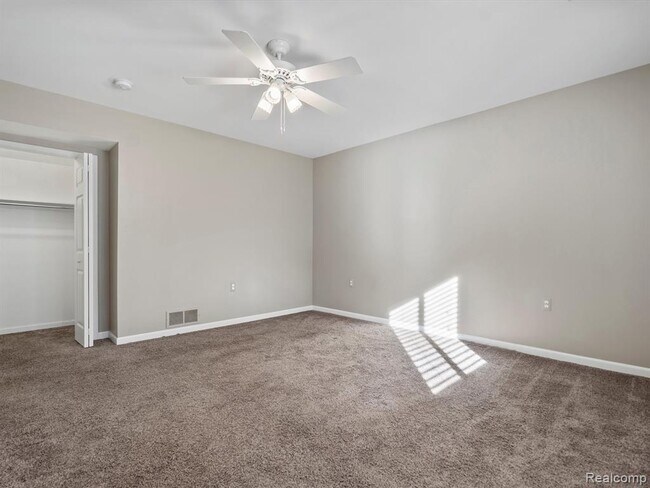 Building Photo - 987 Fairledge St