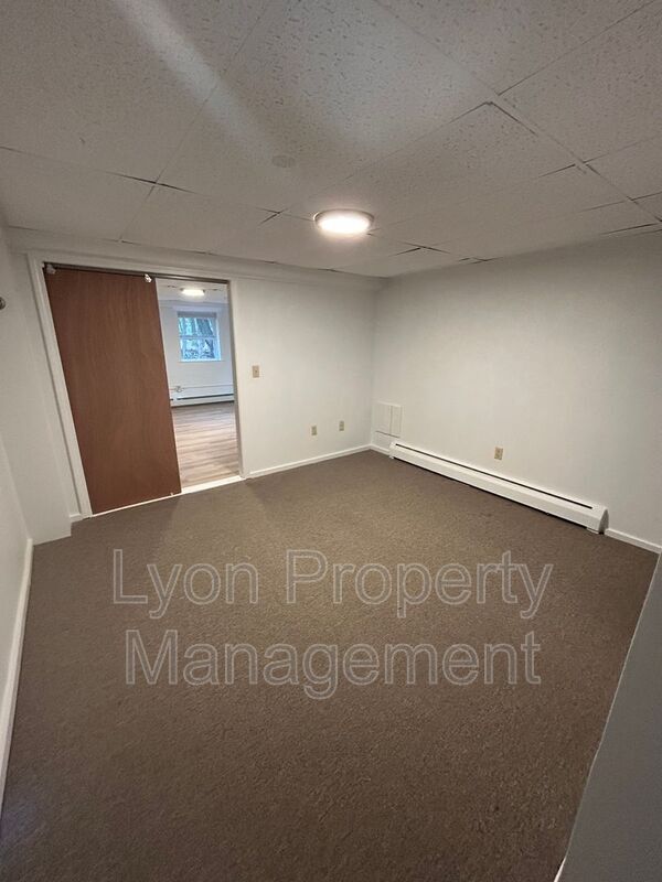 Building Photo - 1495 Ten Rod Rd