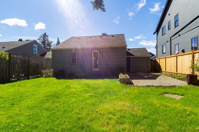 Building Photo - 3Bd/1Ba Seattle House