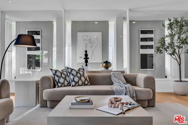 Building Photo - 802 N Crescent Dr