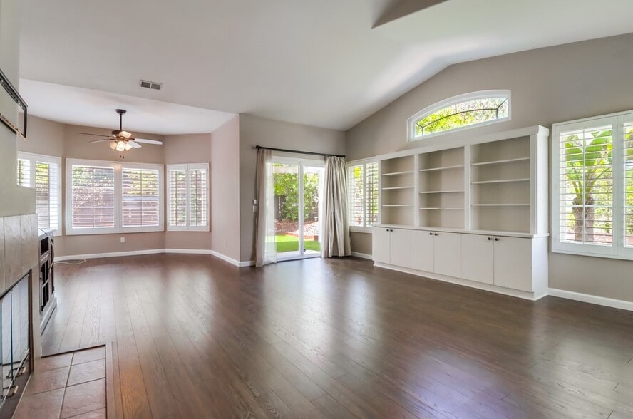 Building Photo - 1098 Torrey Pines Rd