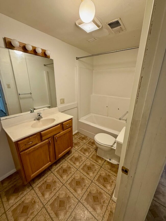Building Photo - 3 Bedroom, 1 Bath Apartment for Rent - Clo...