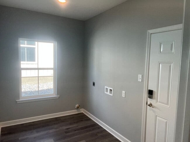 Building Photo - 3 Bed 3 Bath Home