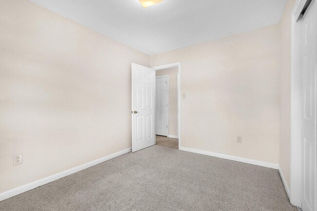 Building Photo - Updated Kitchen and Oversized Yard!