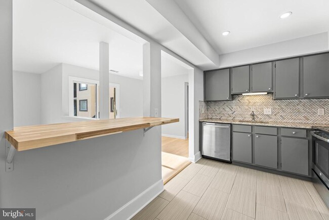 Building Photo - 3226 Sayre Dr
