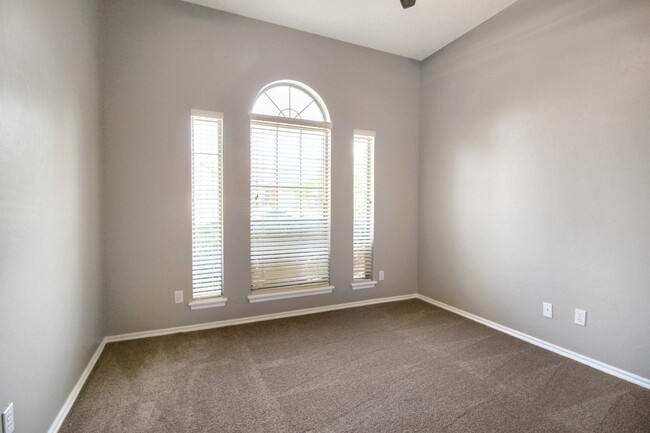 Building Photo - Great 4 Bed, 2 Bath, in Gated Community / ...