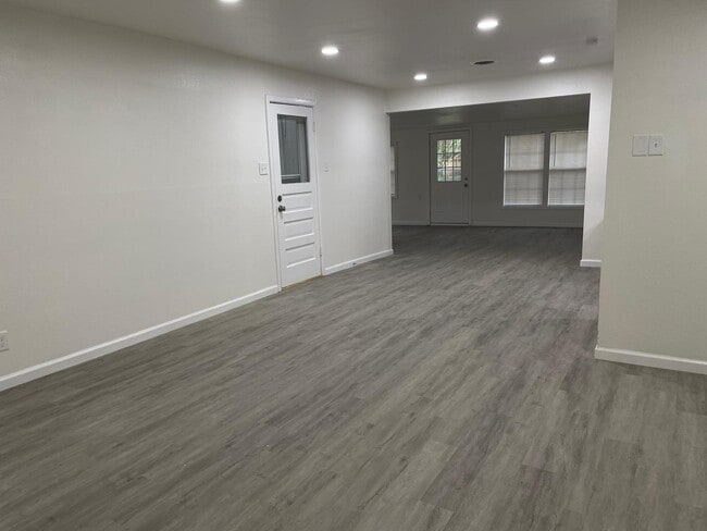 Building Photo - 2514 Garden Dr