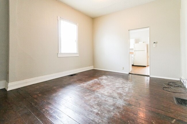 Building Photo - 4 bed, 2 bath Home- Close to Local Shops and Restaurants