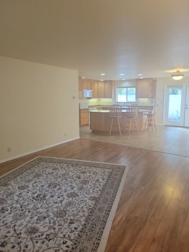 Building Photo - Beautiful 3 bed/2 bath home in Rogue River, OR