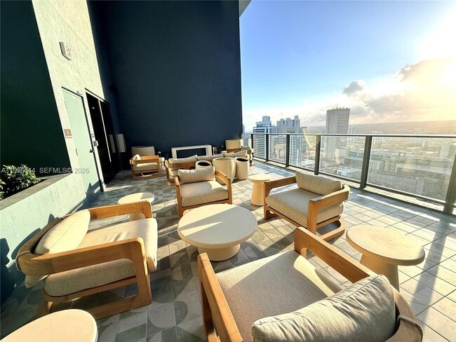 Building Photo - 121 NE 5th St