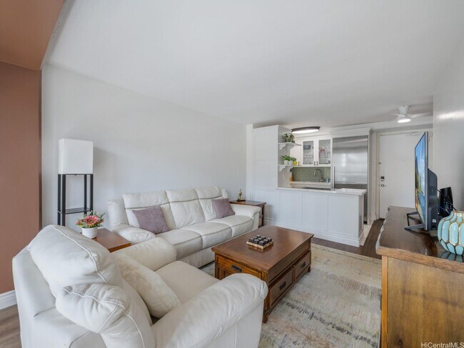 Building Photo - 1-bed, 1-bath condo located in Waikiki