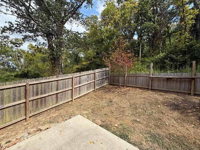 Building Photo - Amazing 3 bed 2.5 w/fenced yard. 10 min fr...