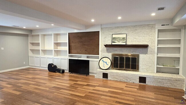 Building Photo - 201 Quail Run Dr