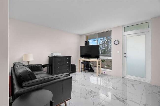 Building Photo - 2400 NE 9th St