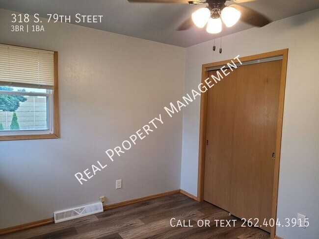 Building Photo - 318 S 79th St