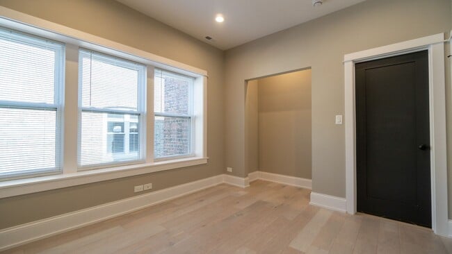 Building Photo - Stunning 3-Bedroom, 2-Bath Gem with In-Unit Washer/Dryer! Discover Uptown Living.