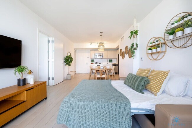 Building Photo - 2602 E Hallandale Beach Blvd