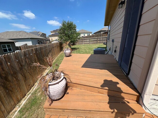 Building Photo - Perfect 3/2.5 - Tall Ceilings and in Immac...