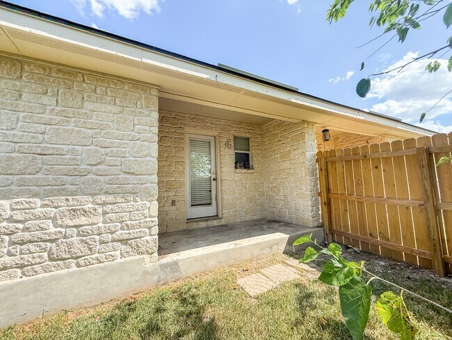 Building Photo - 3020 Pine Valley Dr