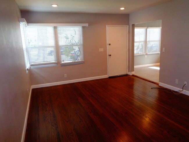 Building Photo - 2 Bedroom 1 Bath Ground Floor Apartment fo...