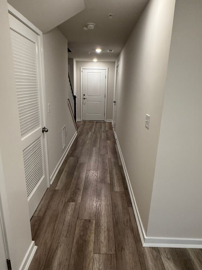 Building Photo - THREE BEDROOM/ END OF ROW TOWNHOME in Sout...