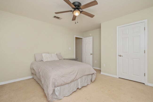 Building Photo - 4 bedroom 2 bathroom