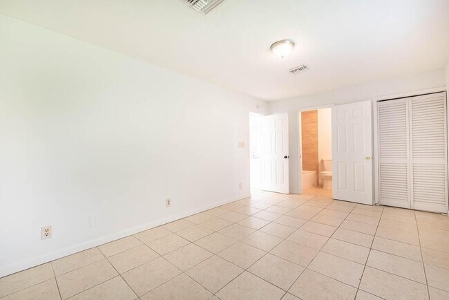 Building Photo - 314 E Gateway Blvd