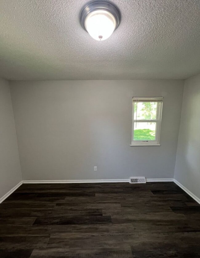 Building Photo - Charming 3 Bedroom Home with Finished Base...