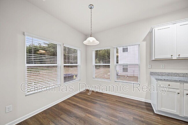 Building Photo - 916 S Battleground Ave