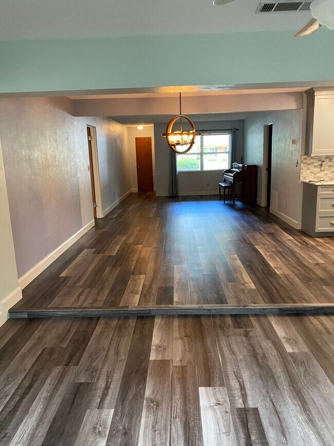 Building Photo - 3/2 Home In Downtown/Conway Area! Zoned fo...