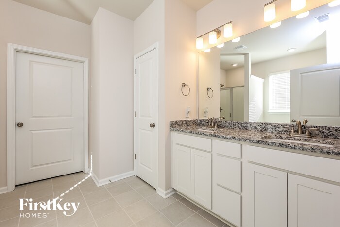 Building Photo - 562 Hillpark Ln