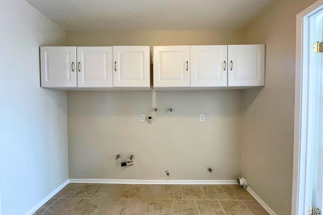 Building Photo - 4 Bed/2 Bath | Plus Office/Den | Single St...
